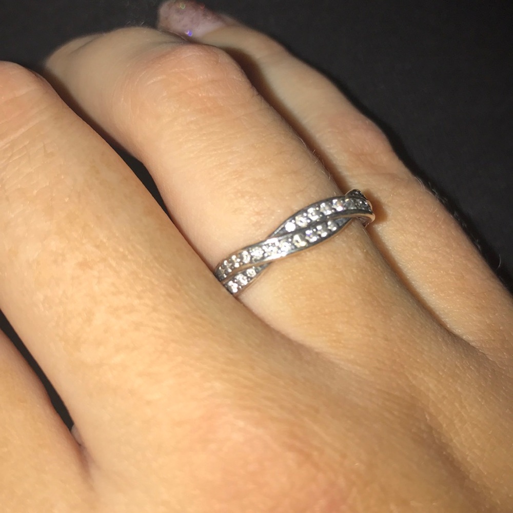Beautiful Pandora classic ring 💚
